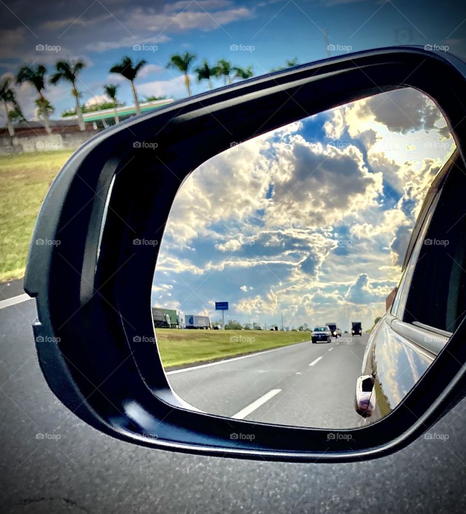 🇺🇸 The rear view of the car gives us great clicks.  How not to enjoy taking pictures in the mirror? / 🇧🇷 O retrovisor do carro nos dá ótimos cliques. Como não ter prazer de fotografar pelo espelho?