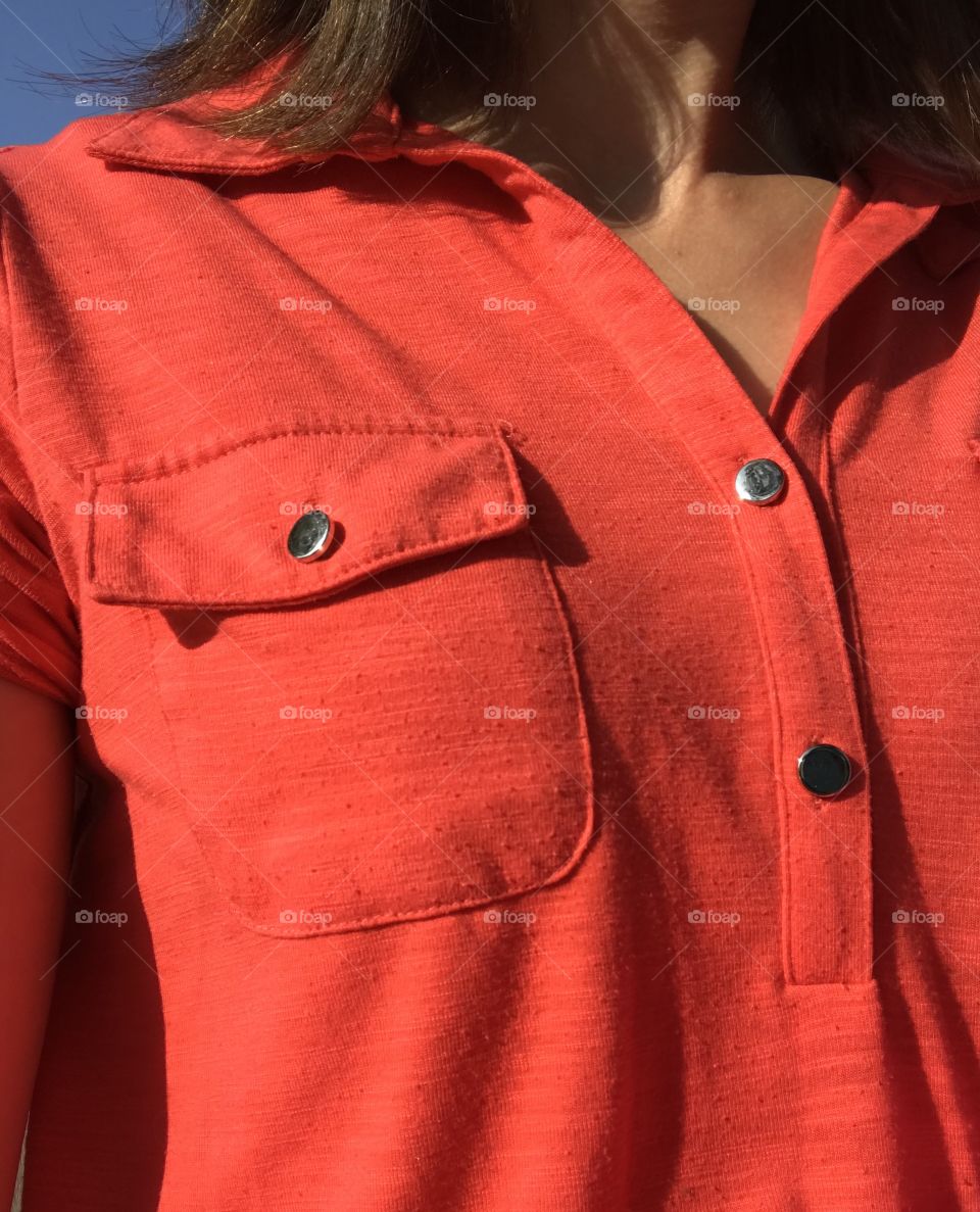 Women’s shirt with circular buttons