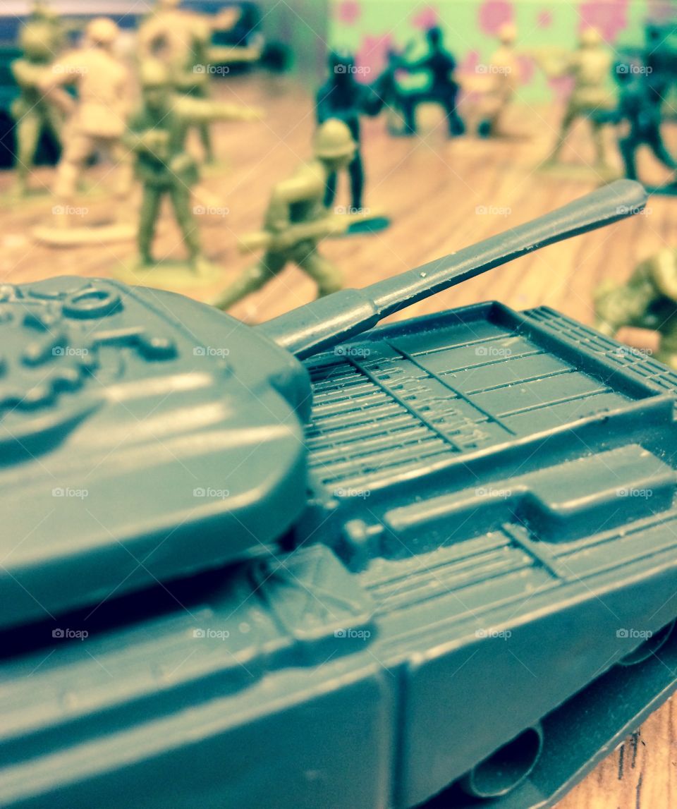 Green plastic tank and army men close up
