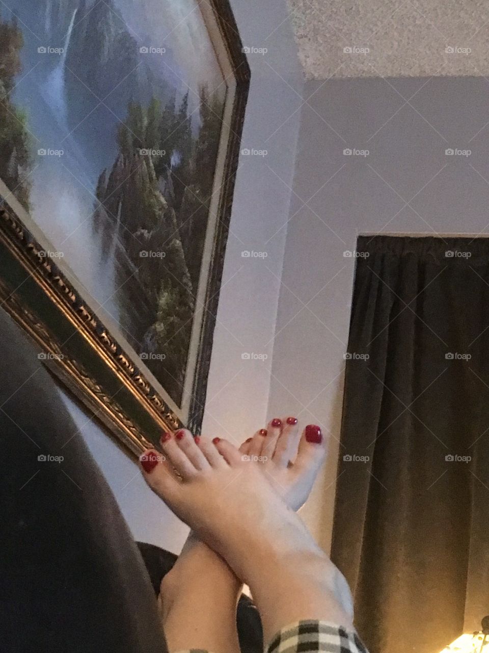 Red toes feet pic