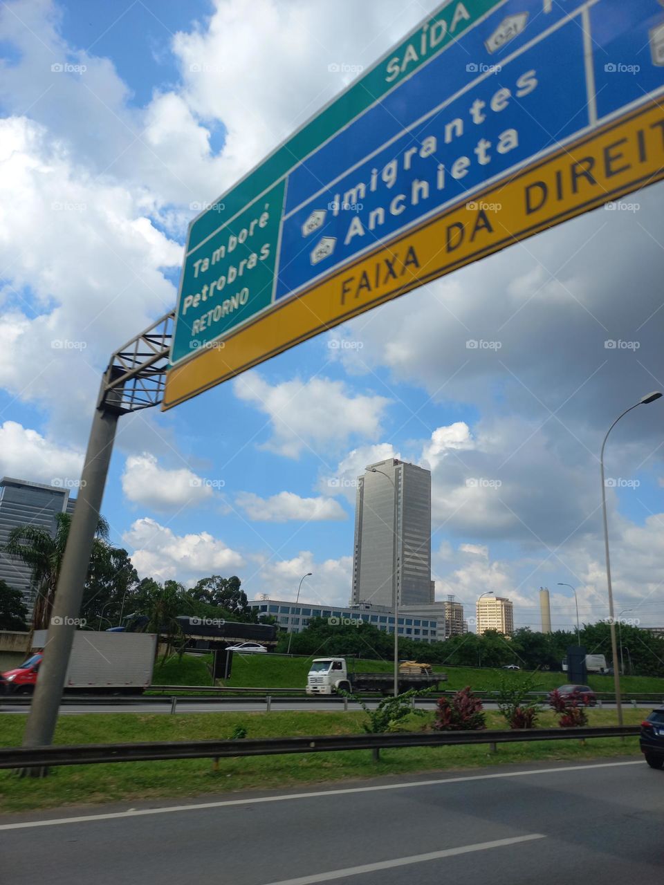 Sinalização  nas rodovias.  A sinalização  de trânsito, informa e orienta  os usuários  das vias.  Trata-se  de um dos principais parâmetros  para definir se uma estrada  é segura para se dirigir ou requer atenção  adicional por parte dos motoristas
