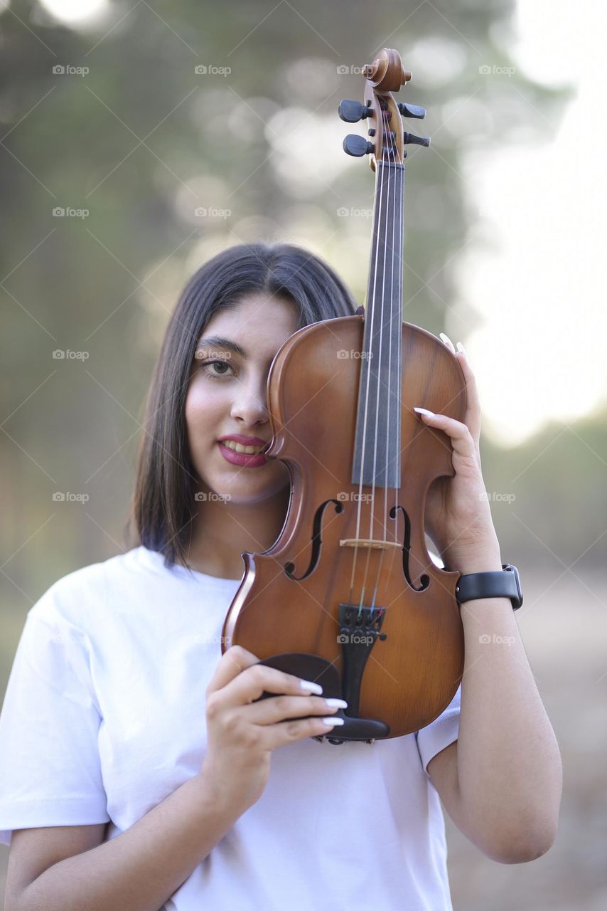 Violin girl