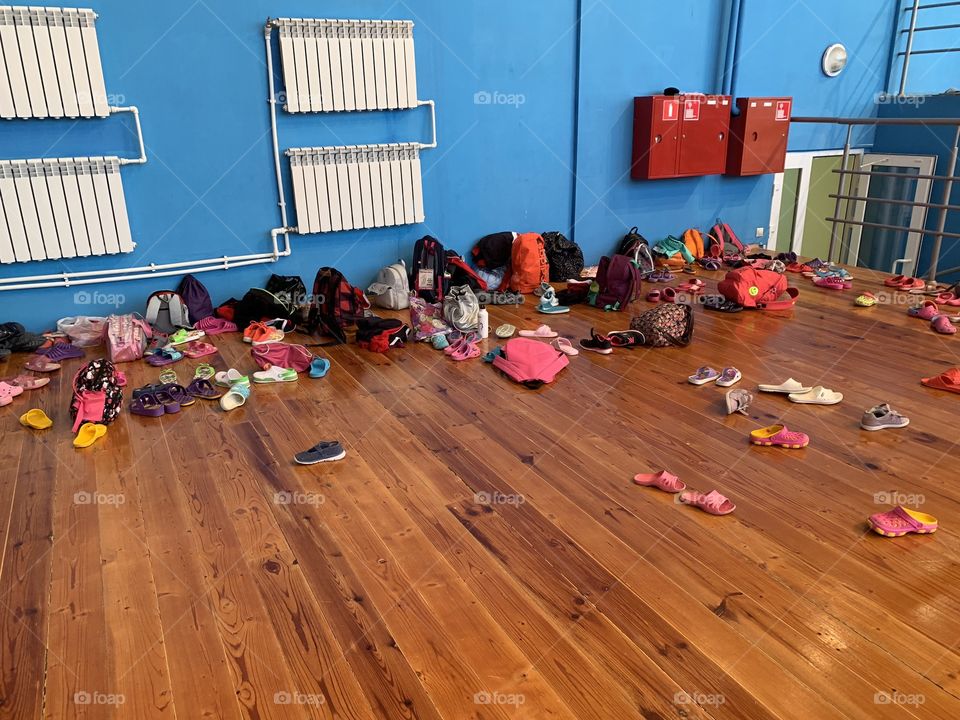 young gymnasts came to the gym... How to teach little girls not to scatter their things?