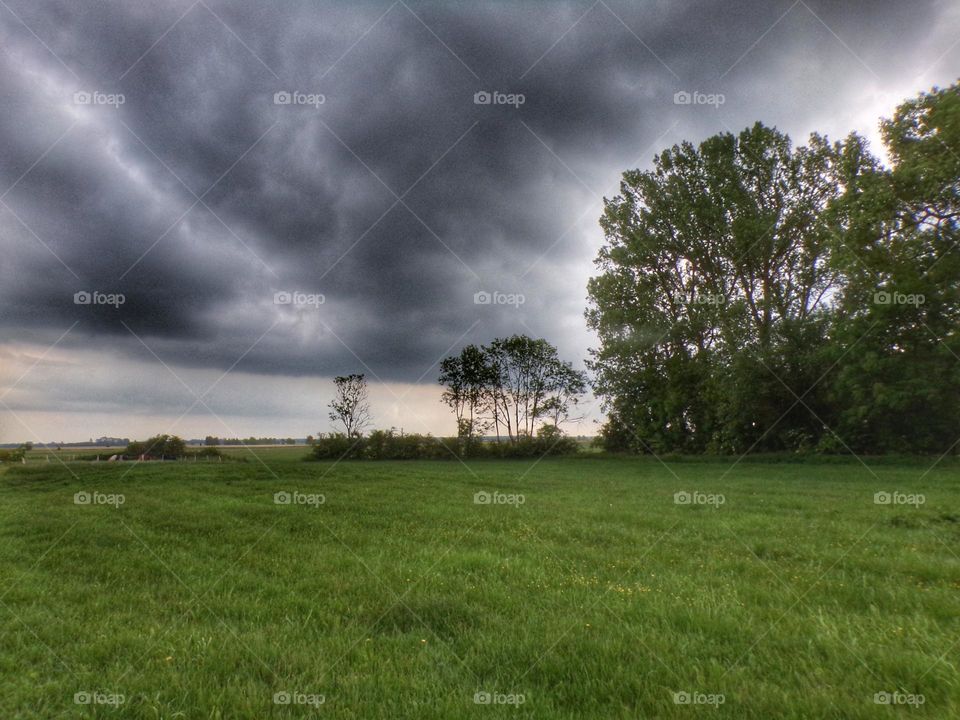 dunkle Wolken über eine Landschaft