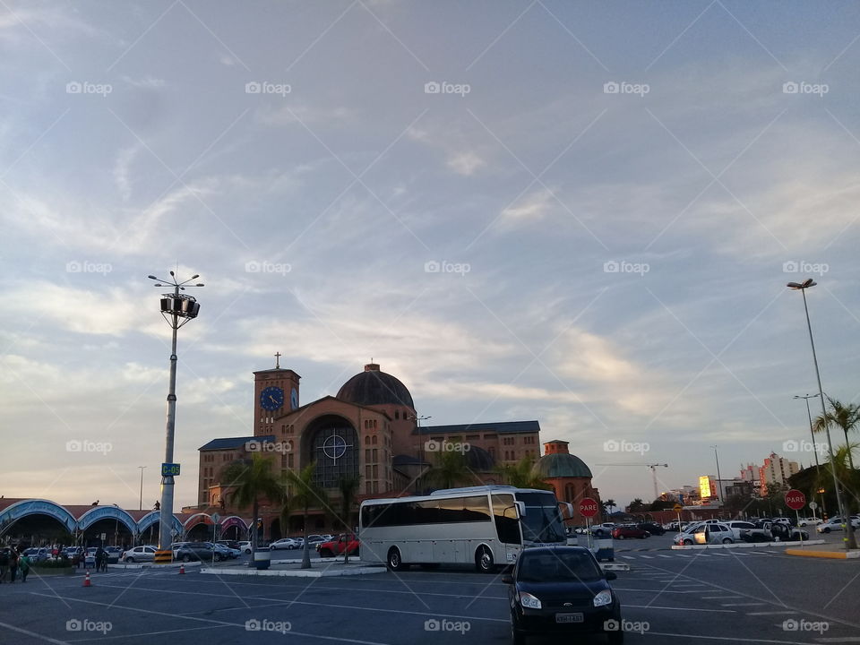 A paisagem da Basílica do Santuário Nacional de Aparecida, casa de Nossa Senhora, Padroeira do Brasil.