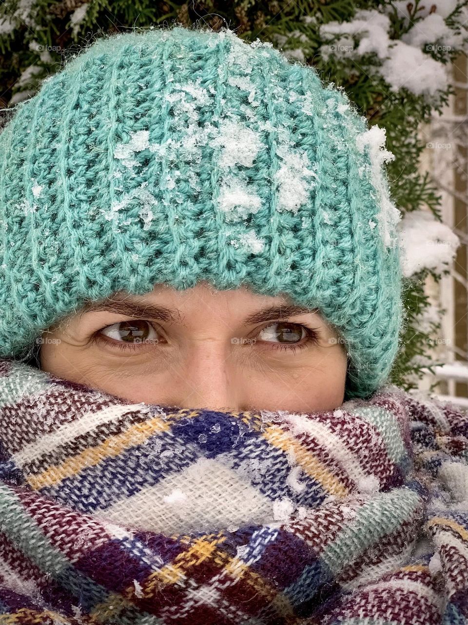 Portret of a woman in turquoise hat, mother in winter 