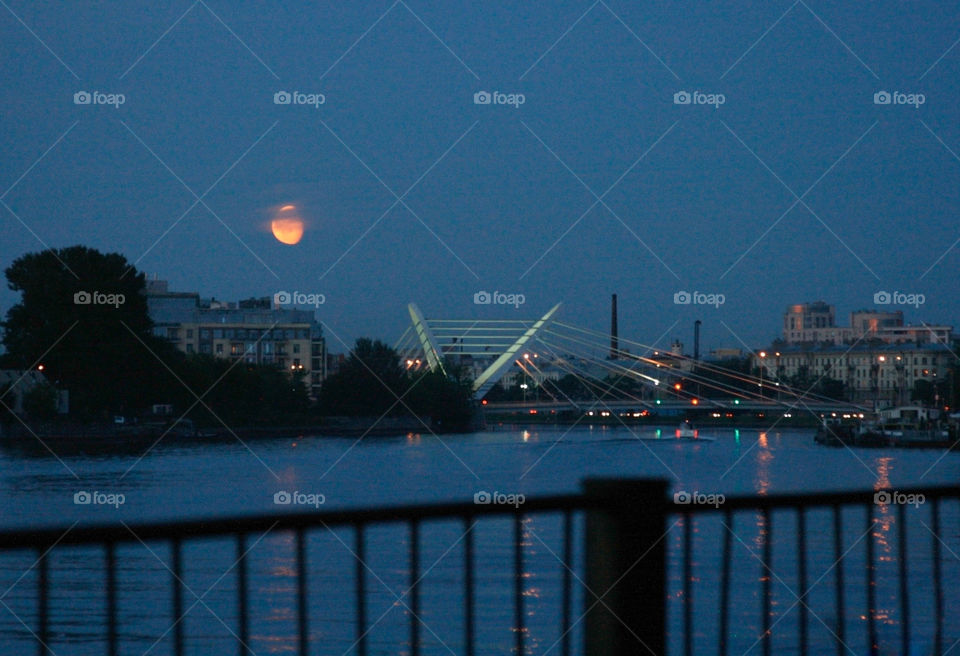 Moon in the city 