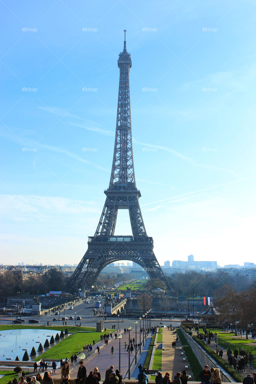 The eiffel tower under the Sun.