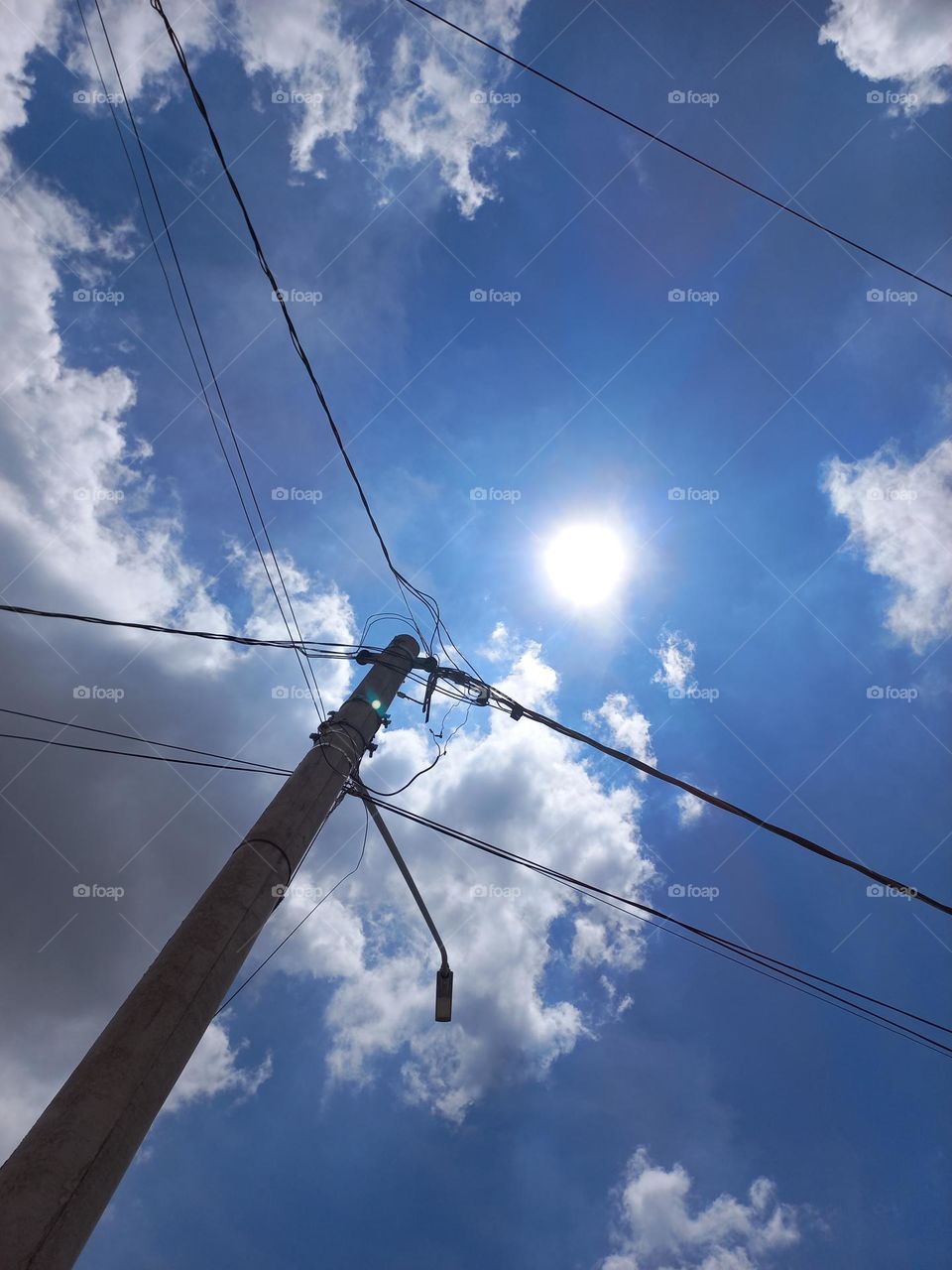 Sol, calor  e, céu com nuvens carregadas. O Sol é uma estrela, situada no centro do nosso sistema solar, sua gravidade mantém girando em sua órbita, desde os maiores planetas, até pequenas partículas de detritos