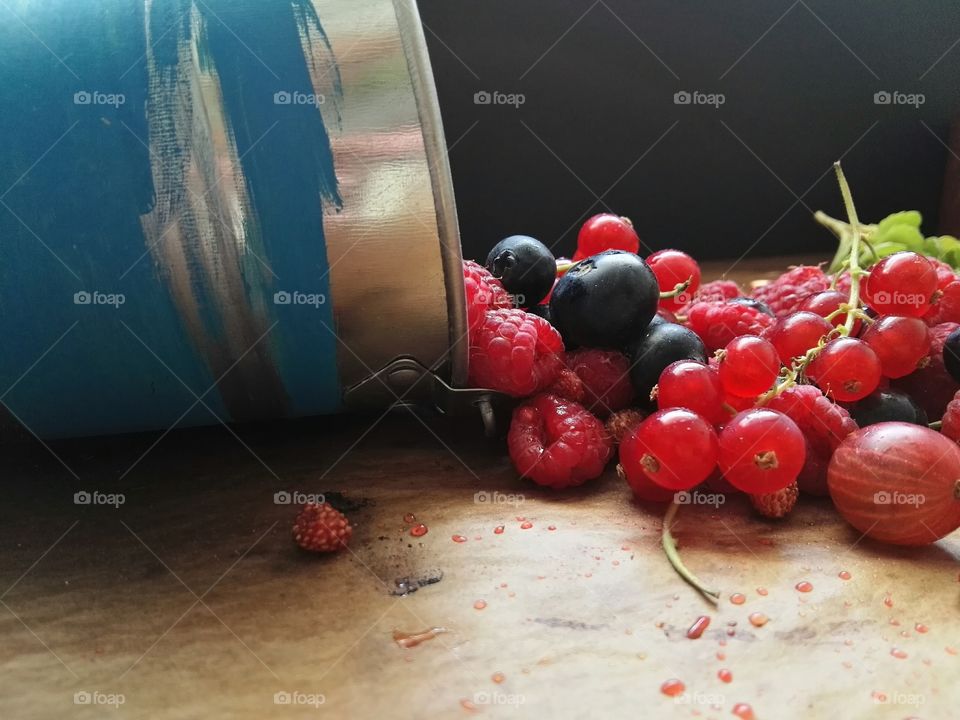 dark food photography, berries