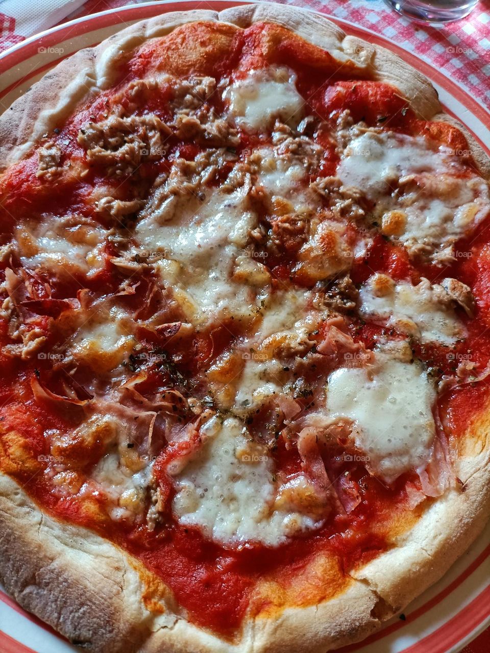 pizza con tonno , prosciutto e mozzarella.