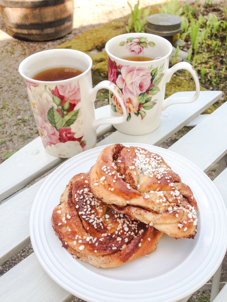 tea and cinnamon buns