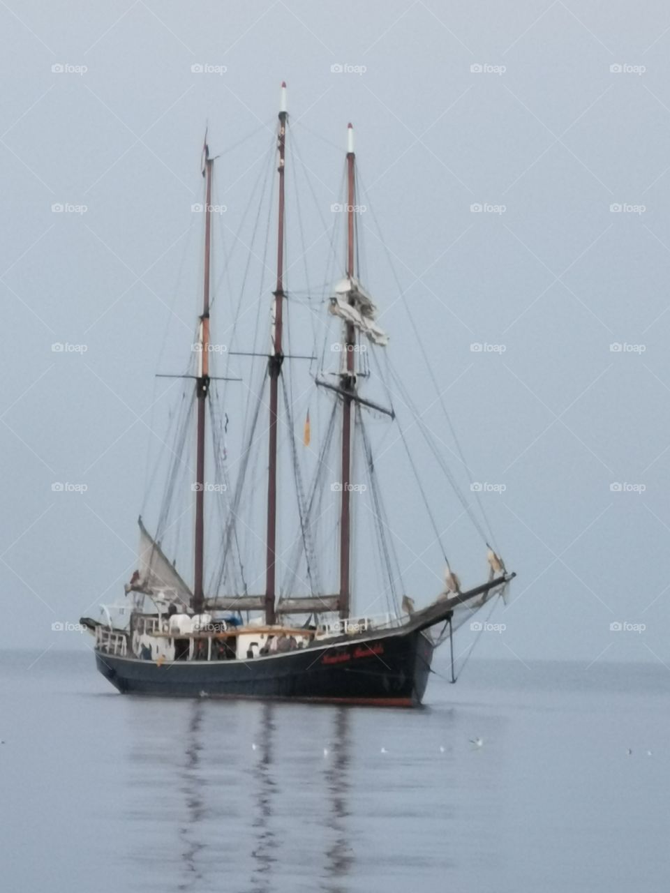 Dreimaster vor dem Yachthafen