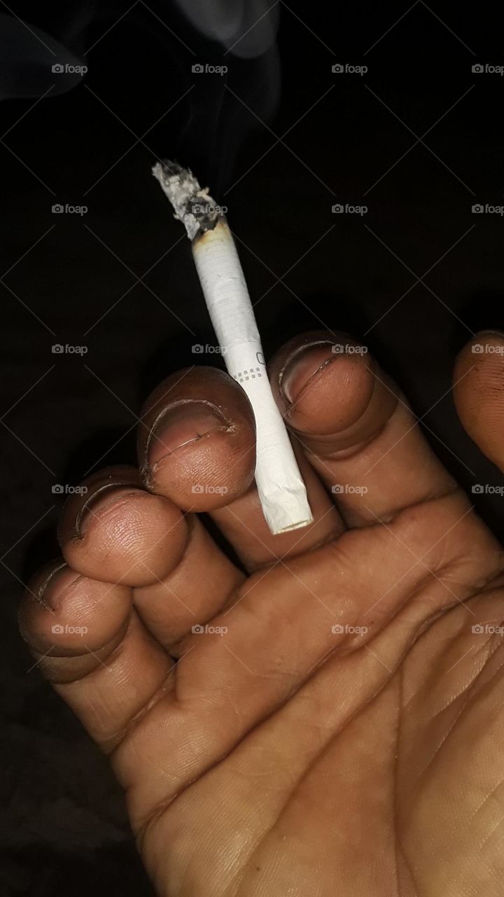 fingers holding a cigarette
fingers holding a cigarette

finger holdings a cigaretes