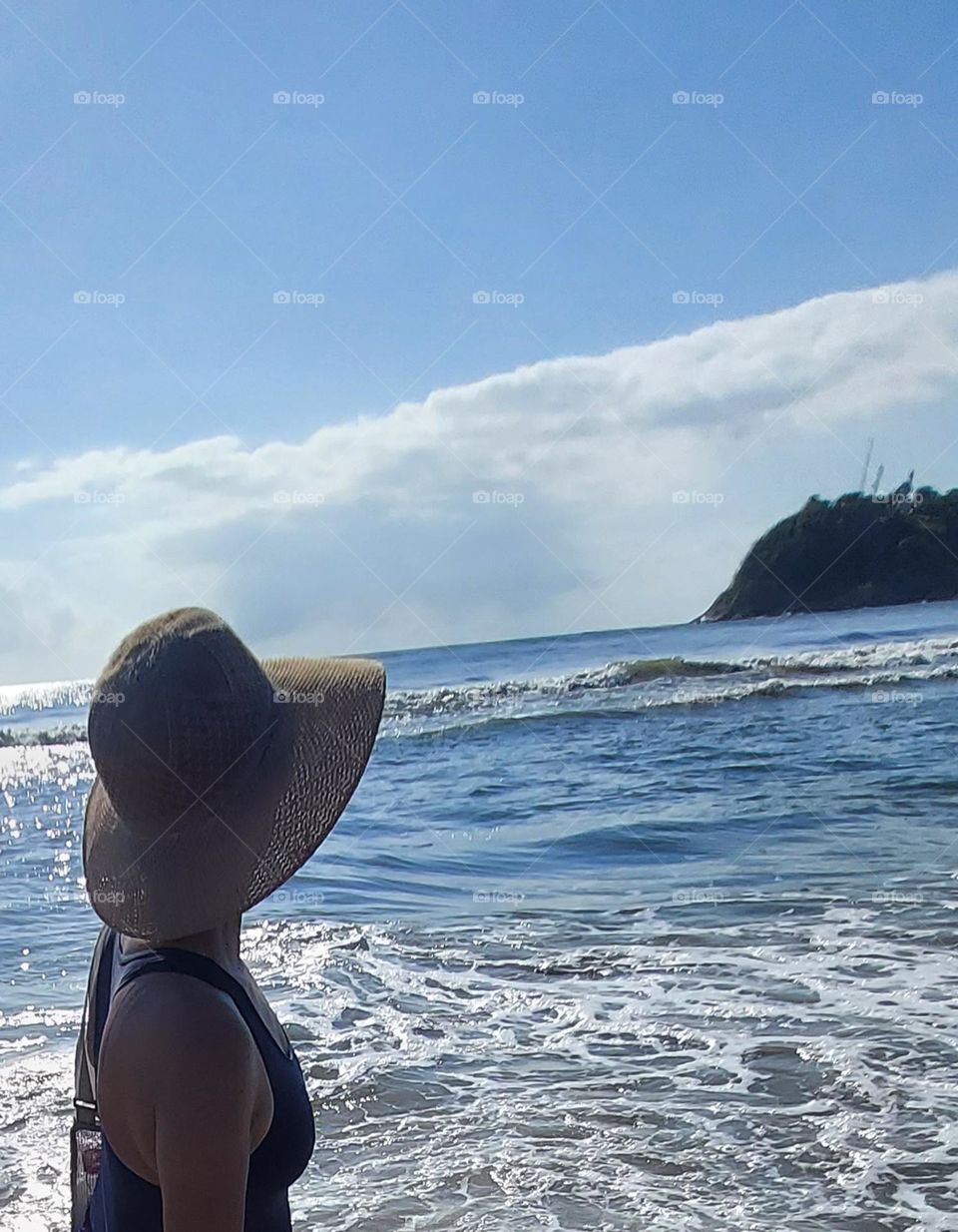 O mar com suas ondas vai e vem, e toda sua  imensidão e beleza  nos convida a refletir sobre a vida.
