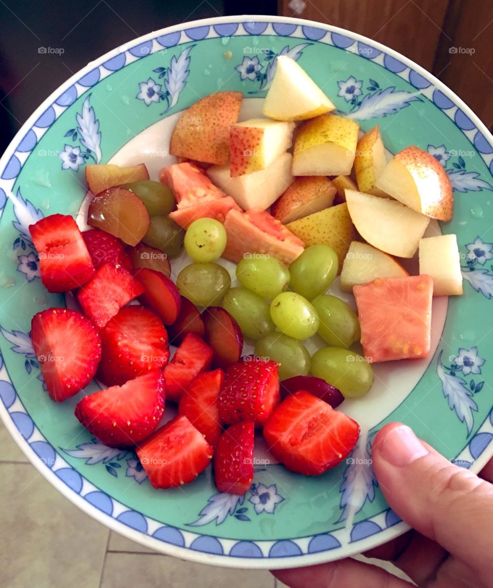 ‪A dieta está indo bem: nada de chocolate de #sobremesa, mas:‬
‪Pêra, Goiaba, Uva, Ameixa e Morango!‬
‪Até quando resistirei aos doces e demais engordativos?‬
‪🍐 🍇 🍓 🍌 ‬