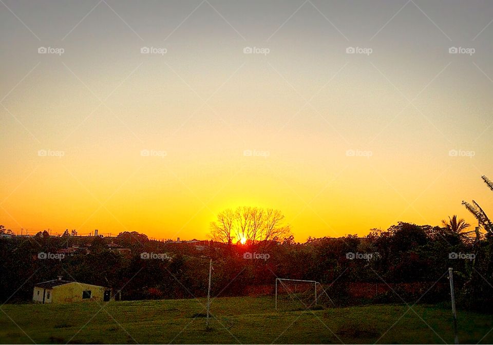 The bucolic landscape of a very beautiful dawn in the interior of Brazil.  See this sun! / A paisagem bucólica de um amanhecer muito bonito no interior do Brasil. Veja esse sol!