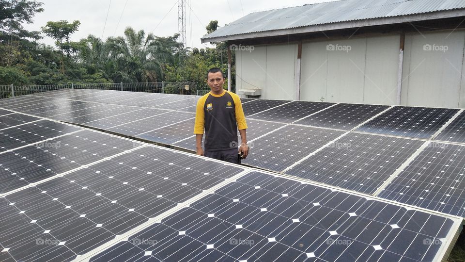 ditengah tengah panel surya plts komunal desa talang aro kecamatan muara bulian kabupaten batanghari provinsi jambi