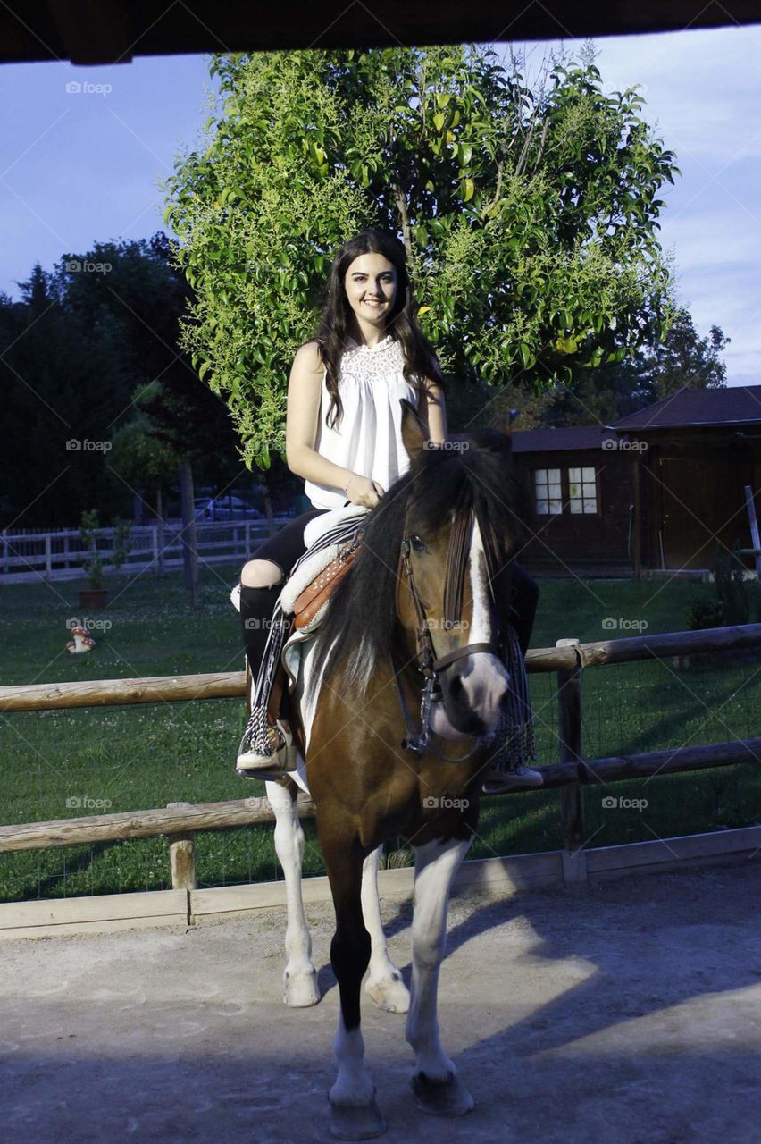 mujer a caballo paseando tranquilamente