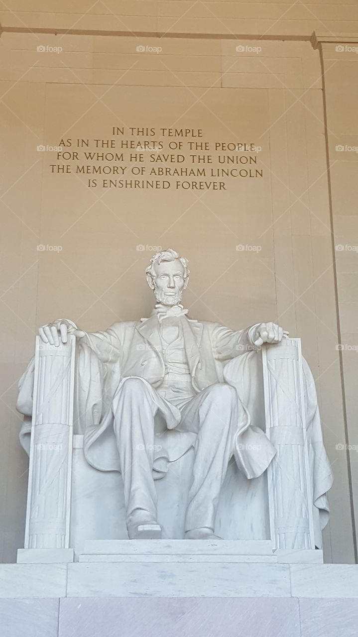 A clear photo of the statue of Abraham Lincoln in the Lincoln Memorial in Washington D.C.