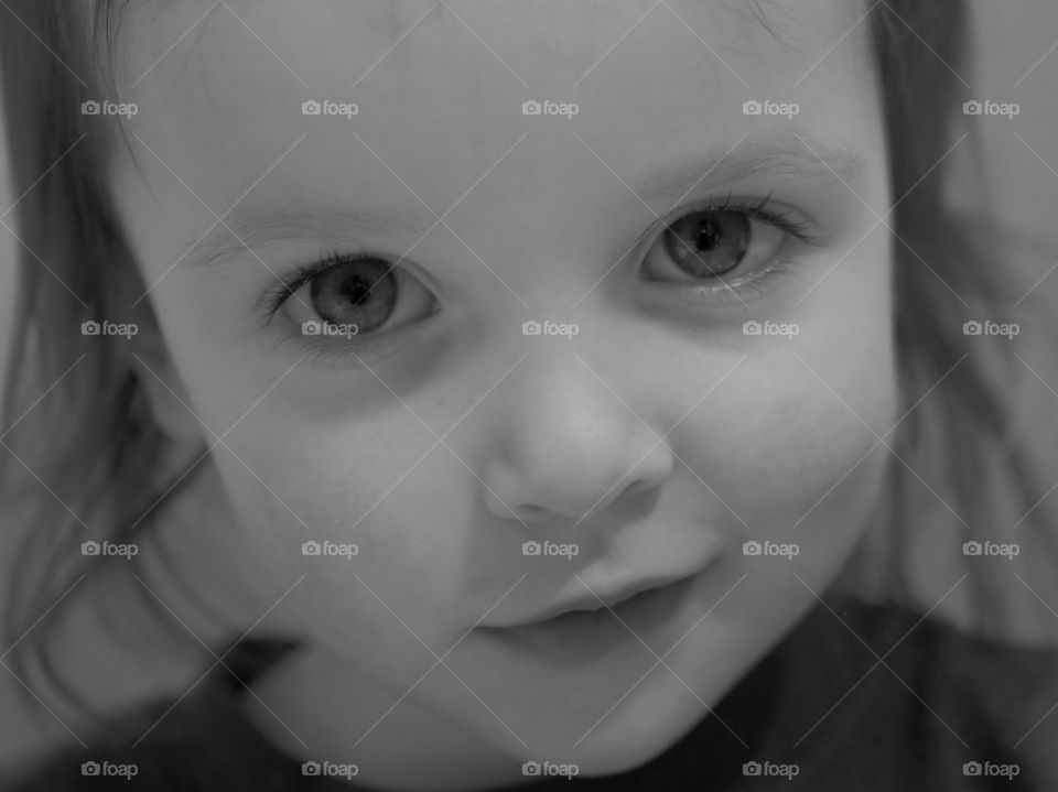 Black & white portrait: little girl with little smirk