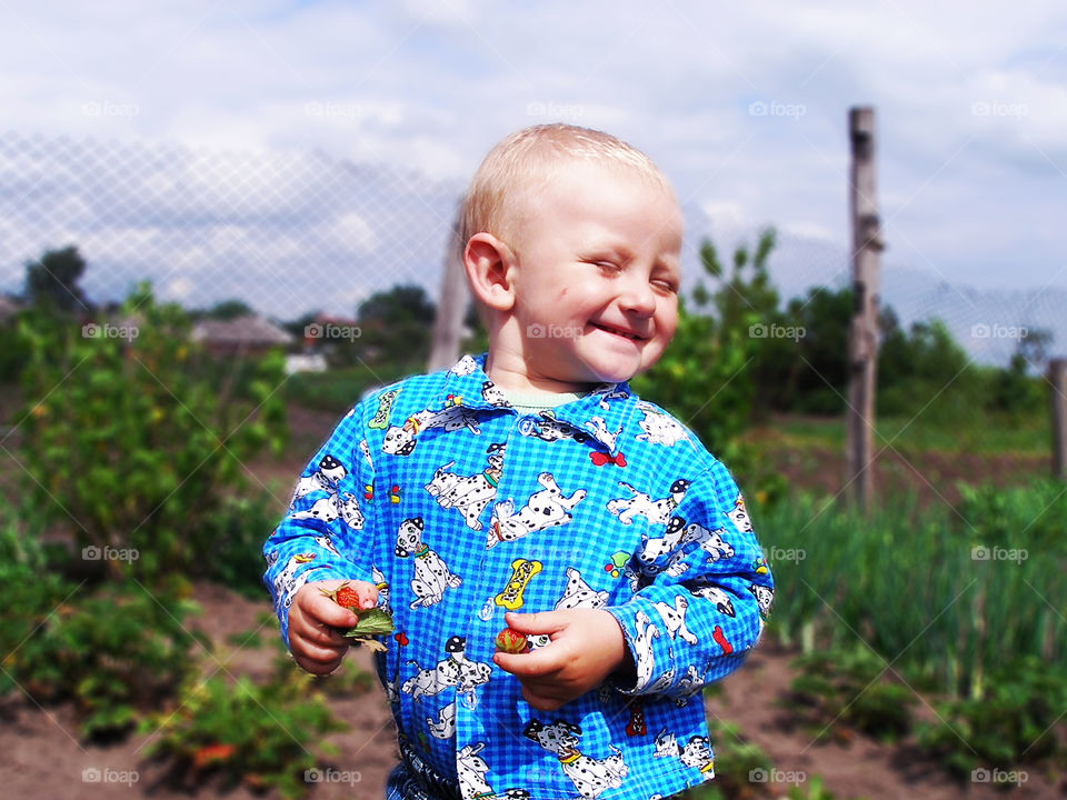 Boy and strawberries 