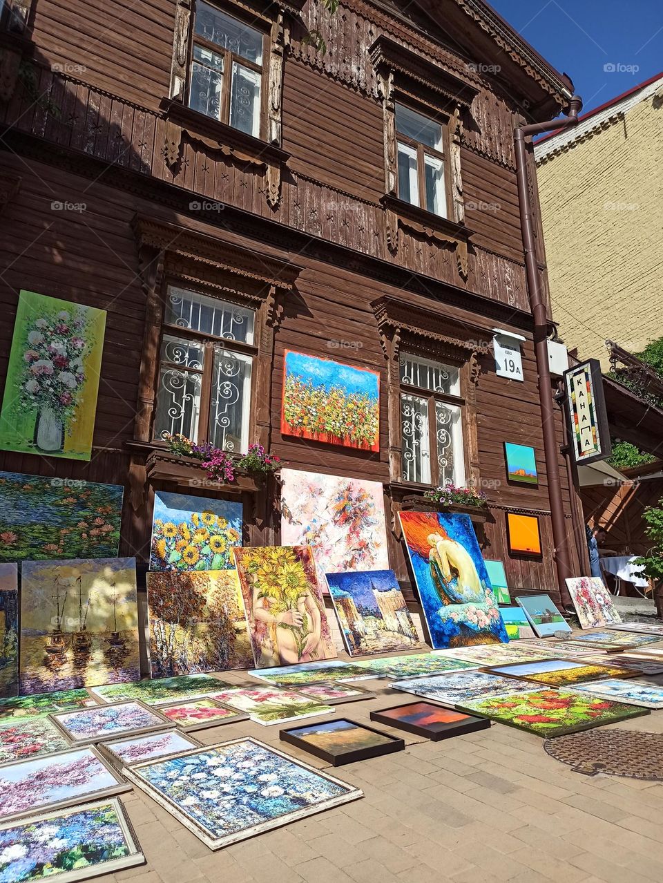 Уличная выставка продажа картин на Английском спуске в Киеве.