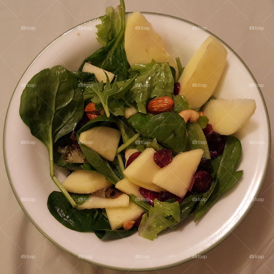 Delicious salad with spinach and almonds