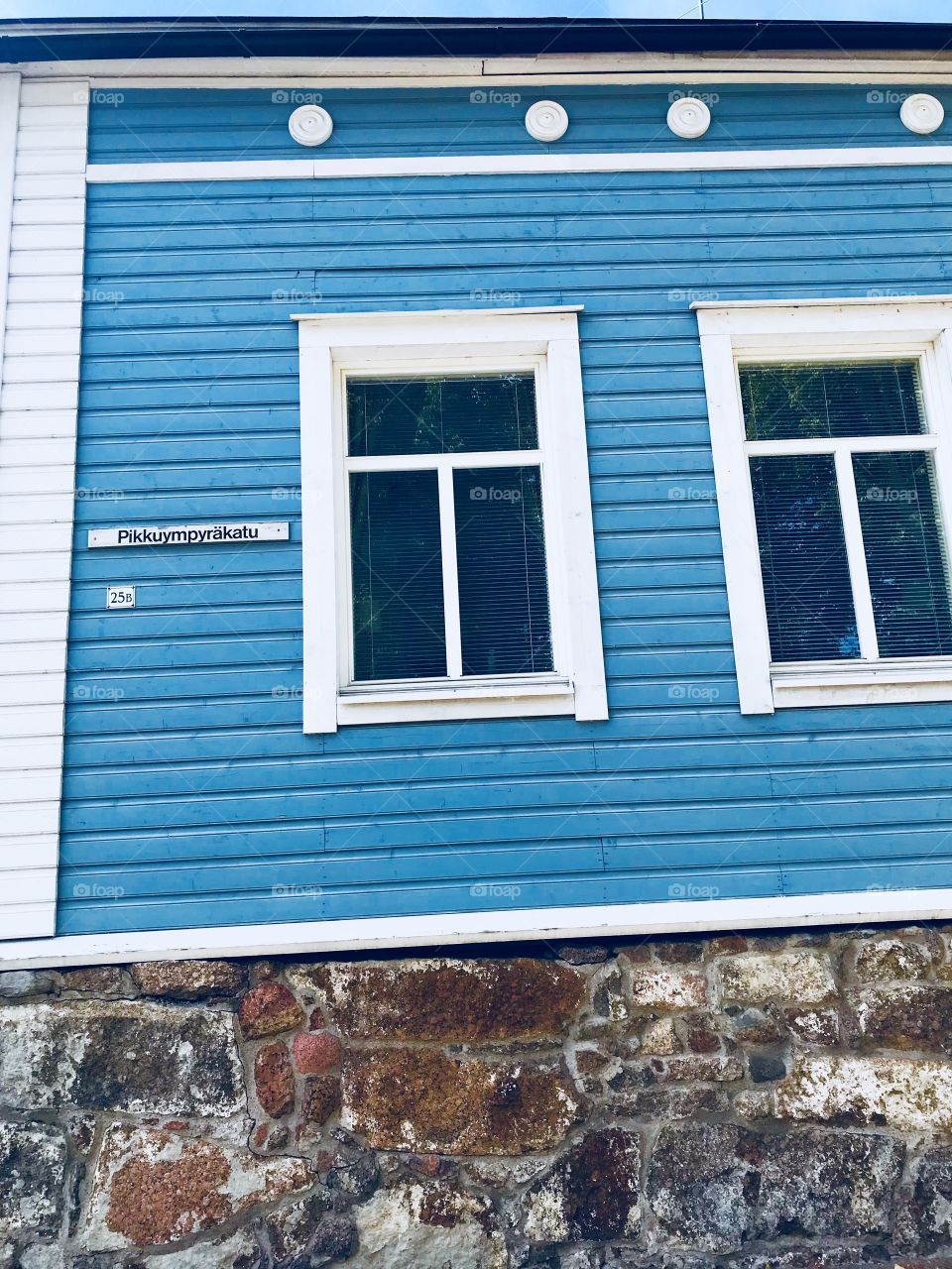 Historical wooden buildings on the streets of the Finnish city of Hamina, the former Fredrikshamn.Hamina.Suomi . Finland 🇫🇮