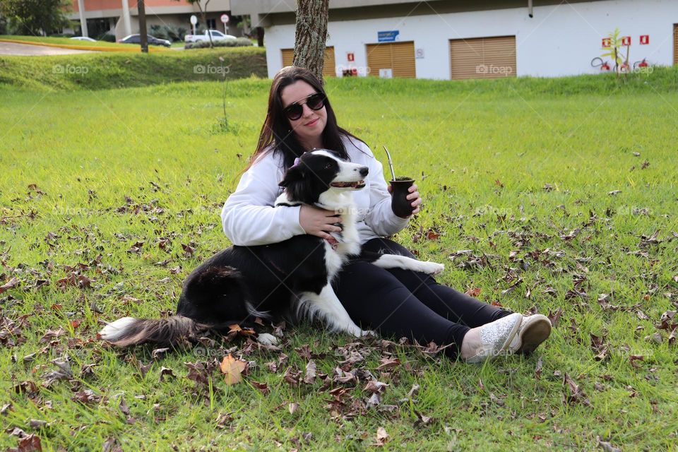Mulher passeando com seu cachorro.