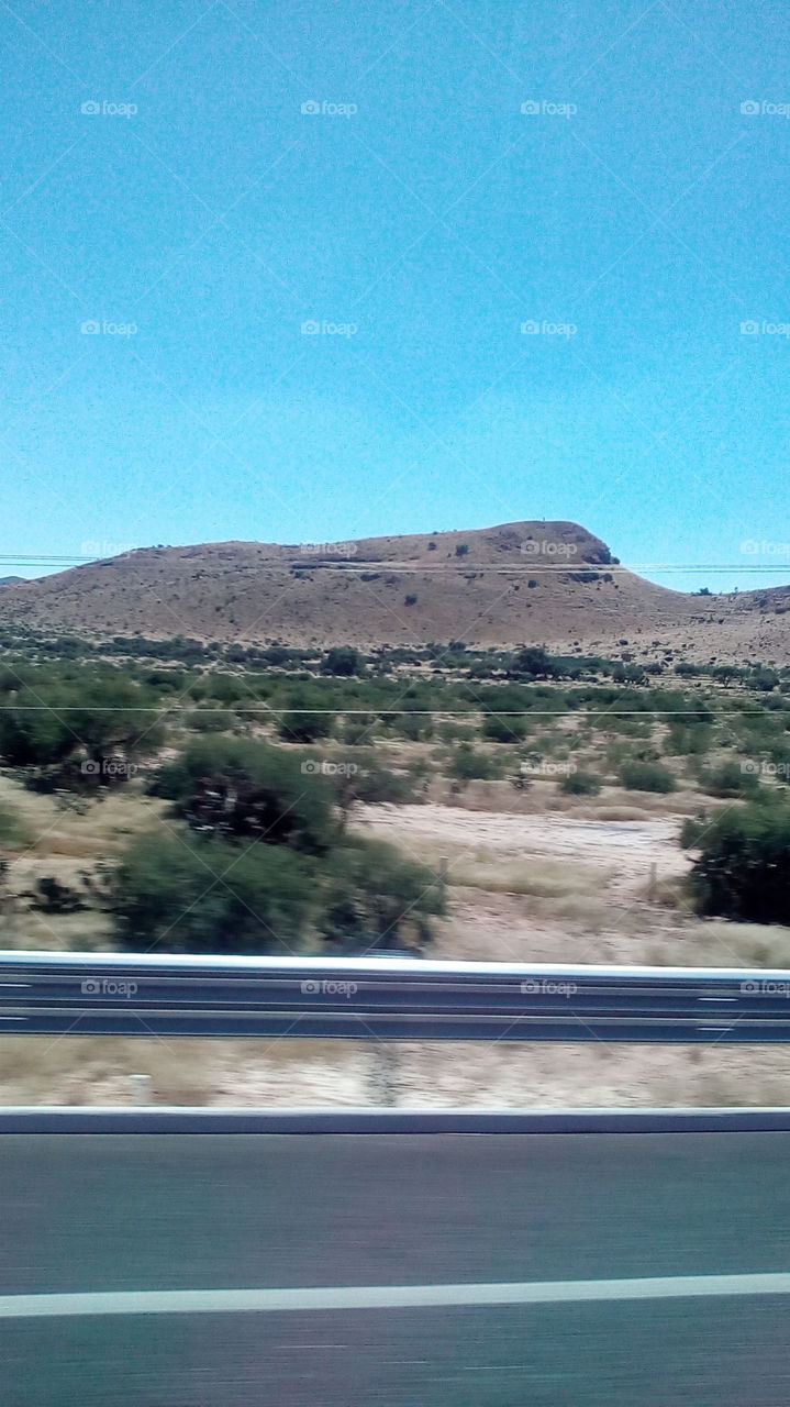 Montaña  frente a carretera rumbo a Guanajuato México.