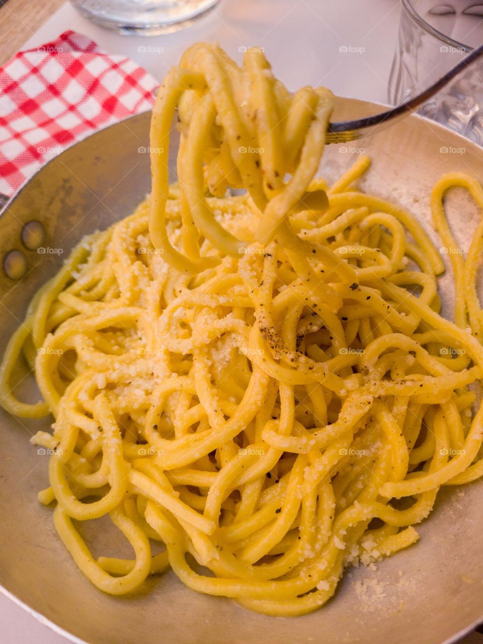 Tonnarelli cacio e pepe. il piatto romano per eccellenza