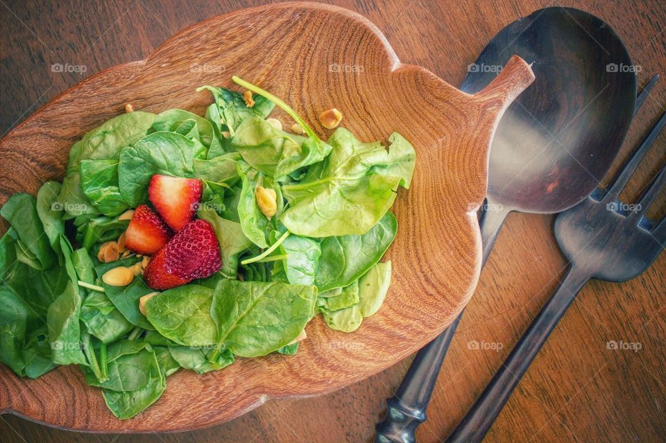 Strawberry spinach salad