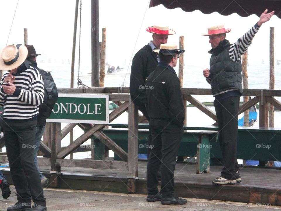 Gondoliers talking 