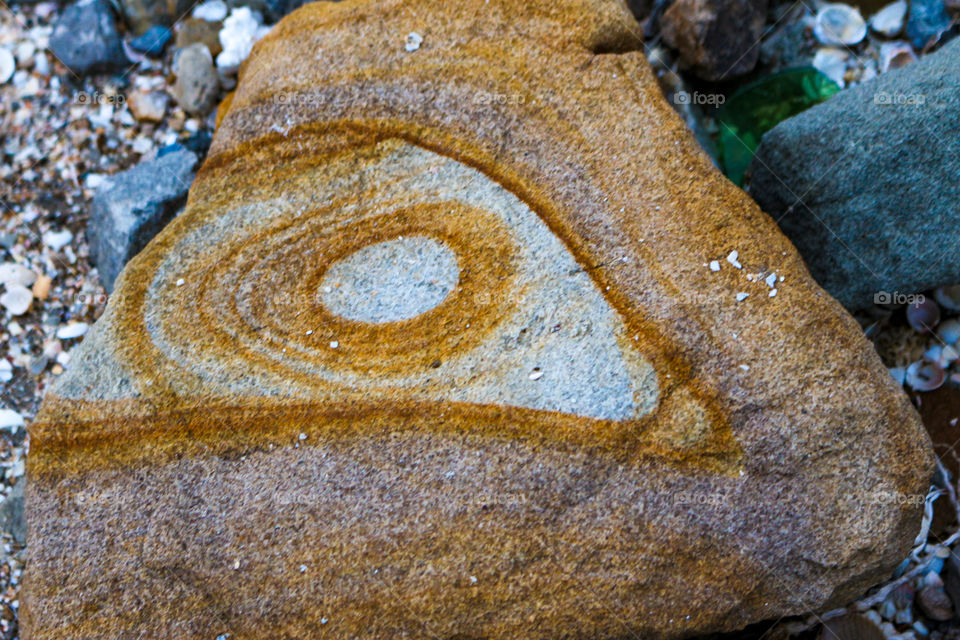An unusual pattern on the stone.
