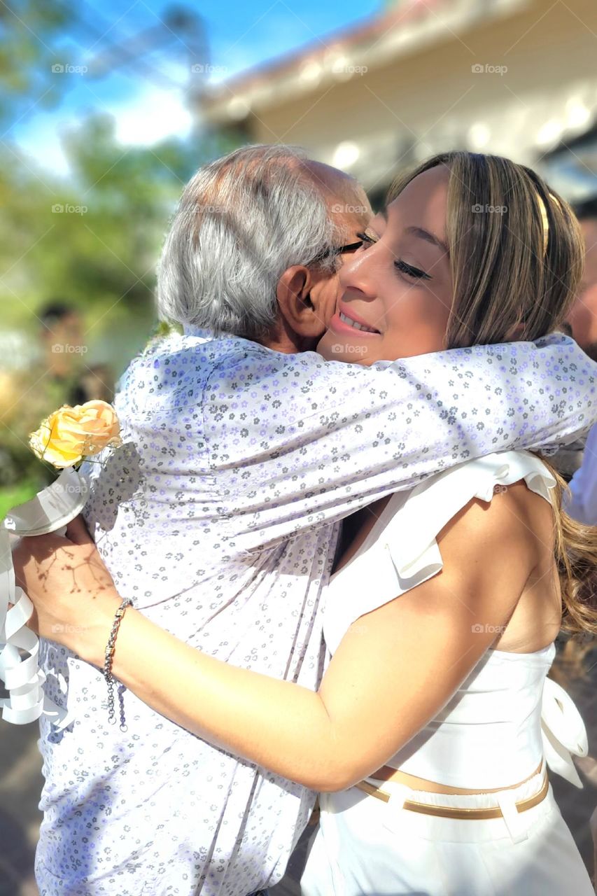 padre e hija en un abrazo