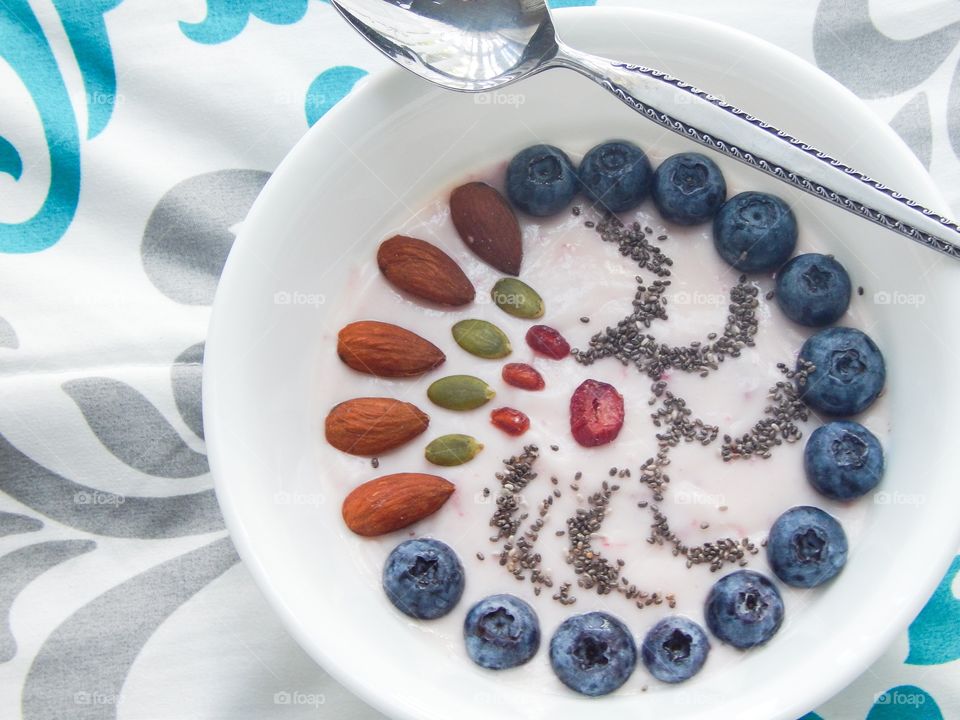 A tropical fruit smoothie bowl