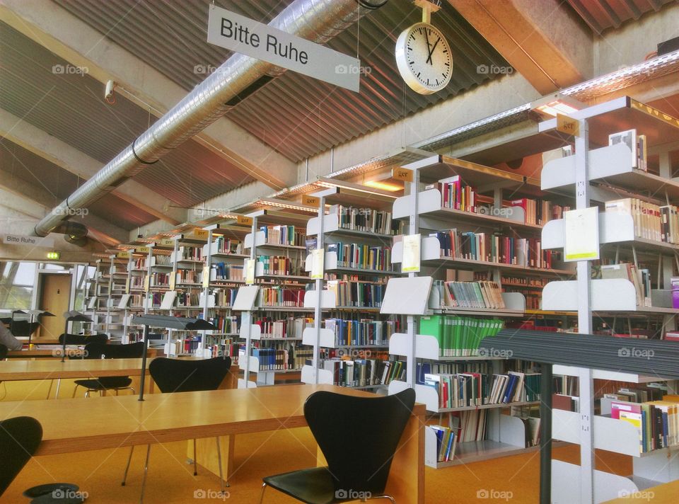 bitte ruhe. Bibliothek