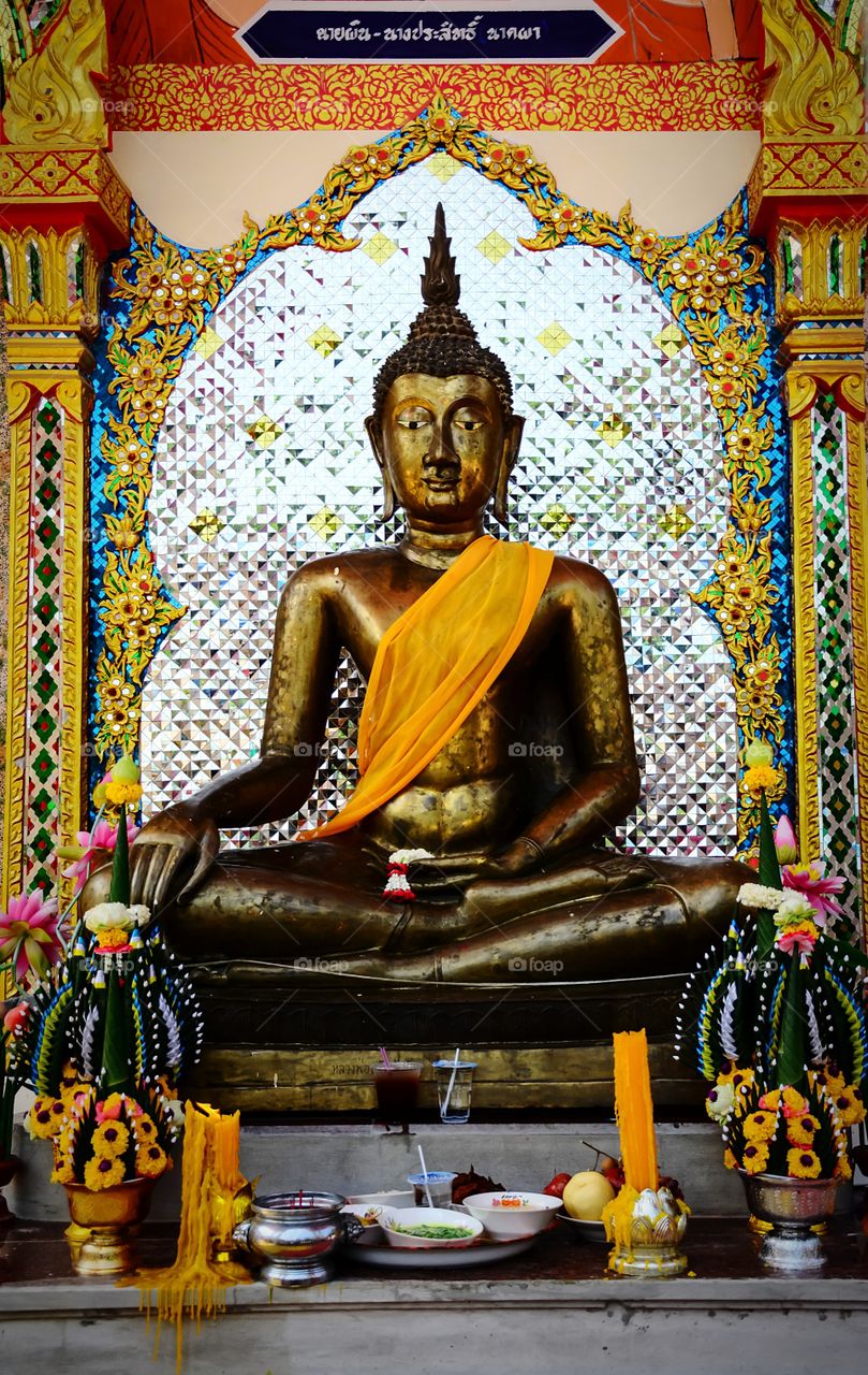 The elegance of the Buddha in the Thai temple