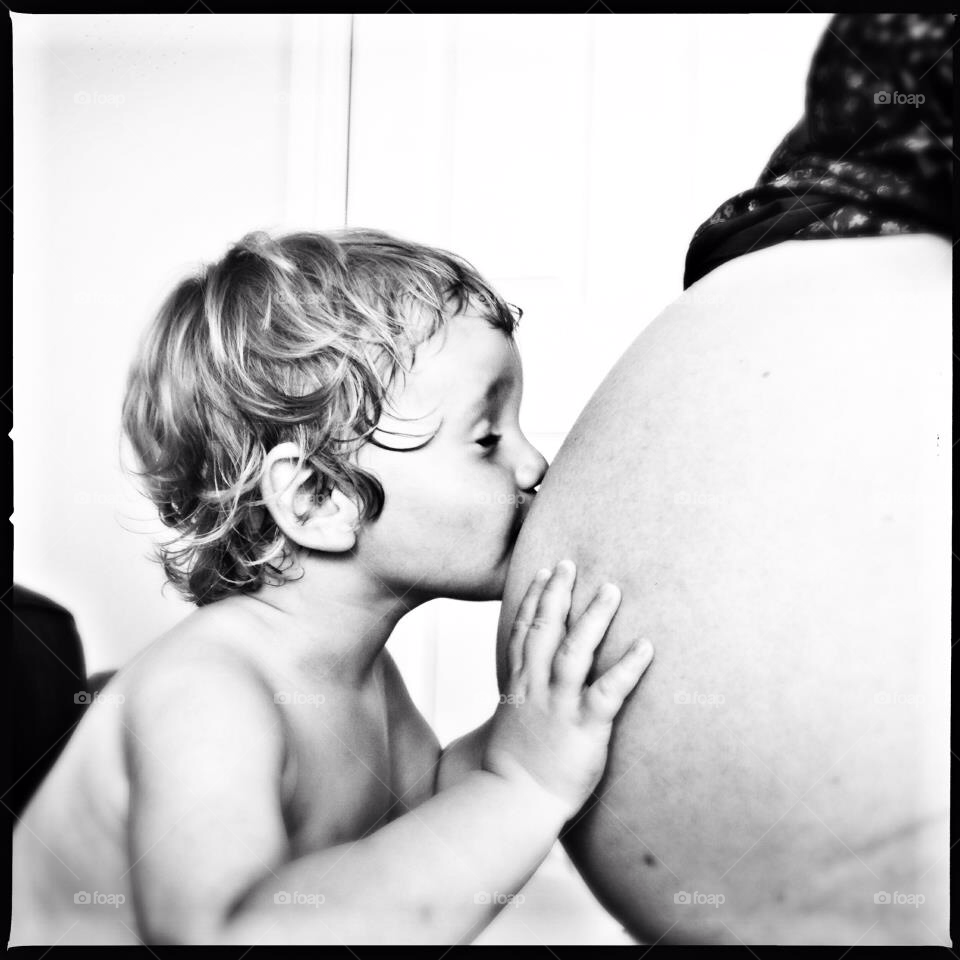 portrait pregnant black and white kiss by majorwatsisface