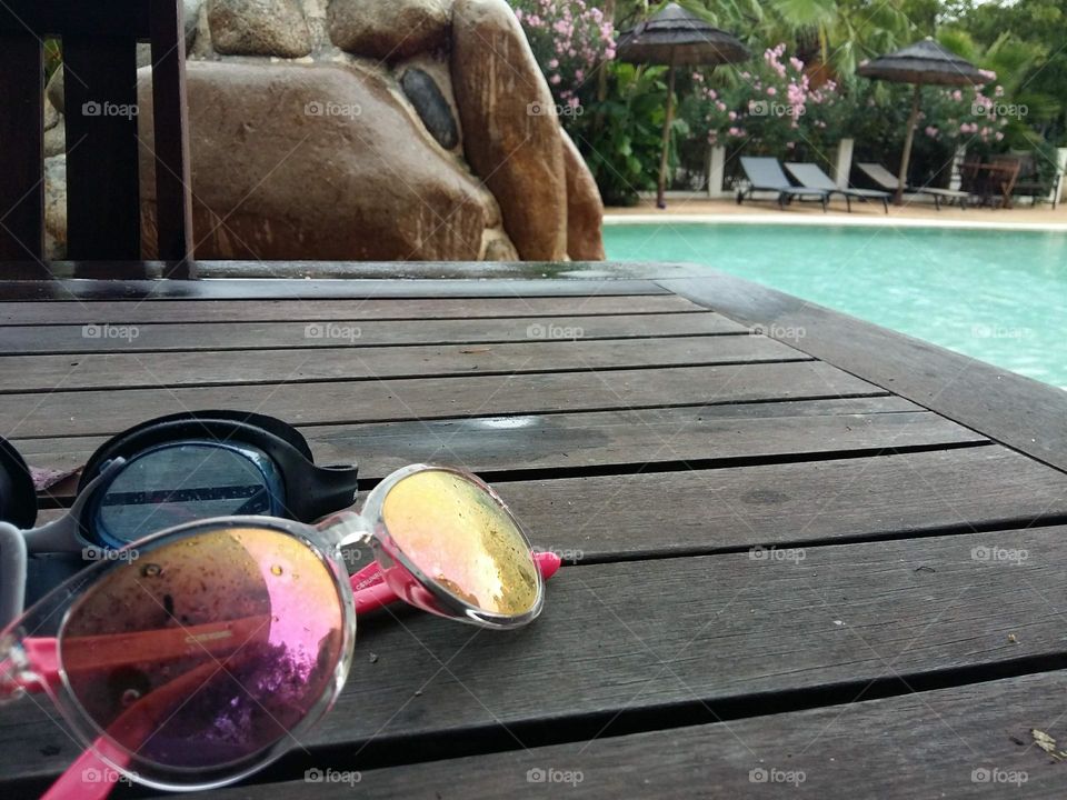 Always in my suitcase, the swimming goggles so that the children can have fun freely in the swimming pool and my sunglasses for sunbathing on the deckchair while watching them.