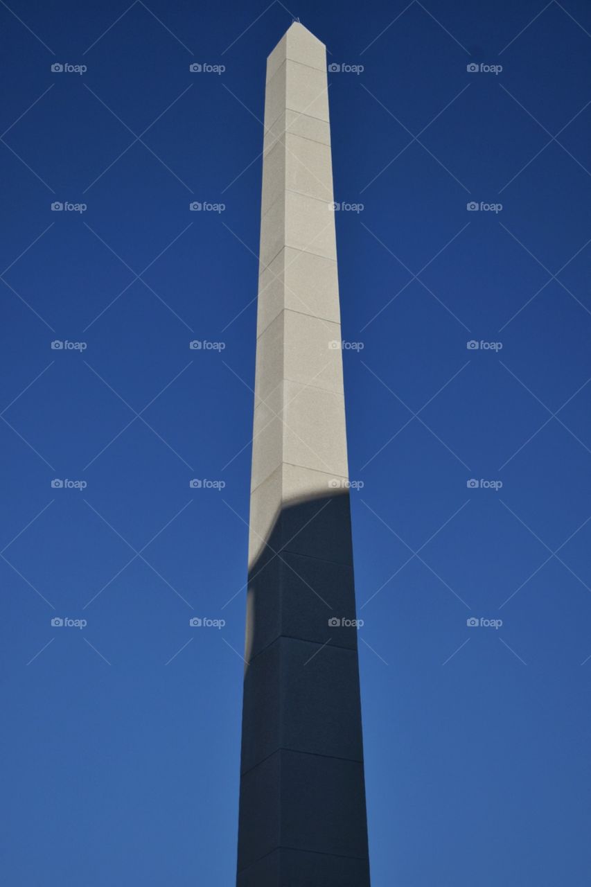 statue and Minimal focus.