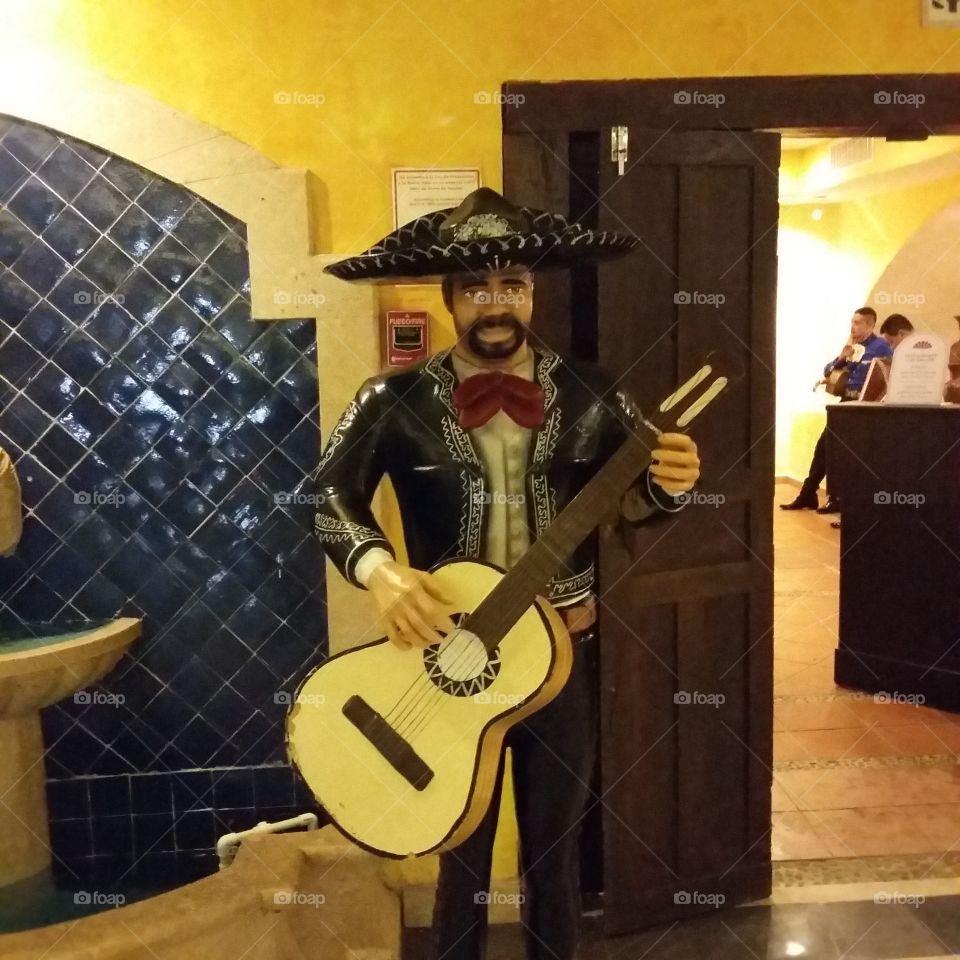 estatua mariachi mexicano tocando la guitarra