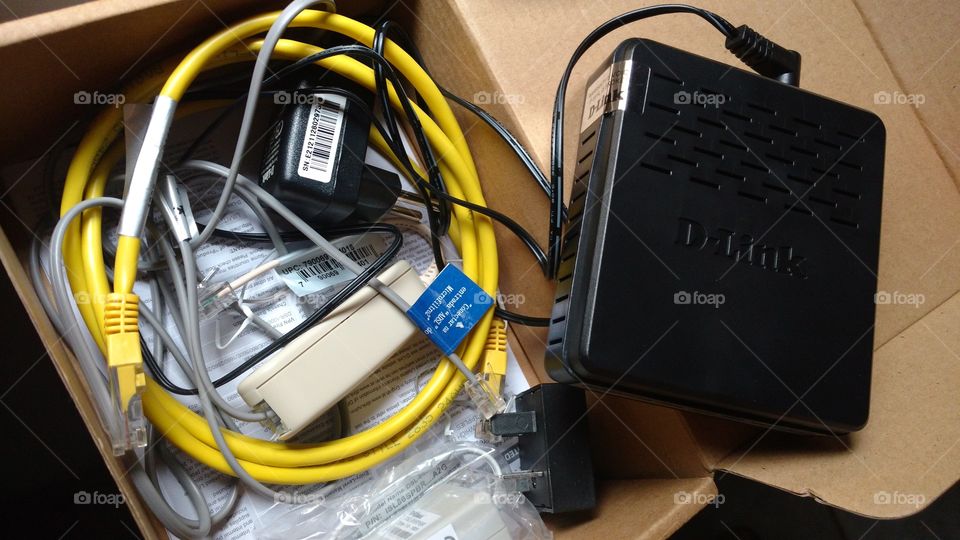 Cabos pra internet, fios, carregador, filtro de linha de telefone é modem.