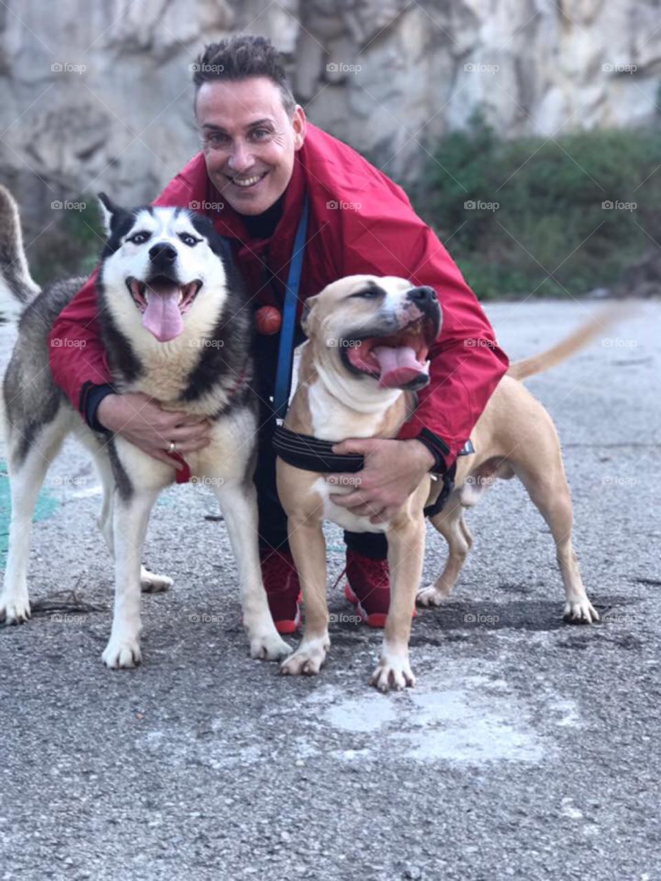 Mi pareja y nuestros perritos de paseo por la montaña 