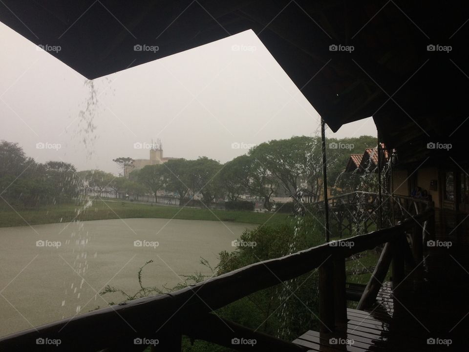 Waiting for the rain to pass to take a tour of the Botanical Gardens. Esperando a chuva passar para fazer um passeio no Jardim Botânico em Curitiba/PR-BR