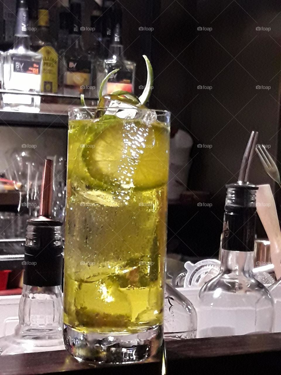 There are cocktails with lemon and tonic water