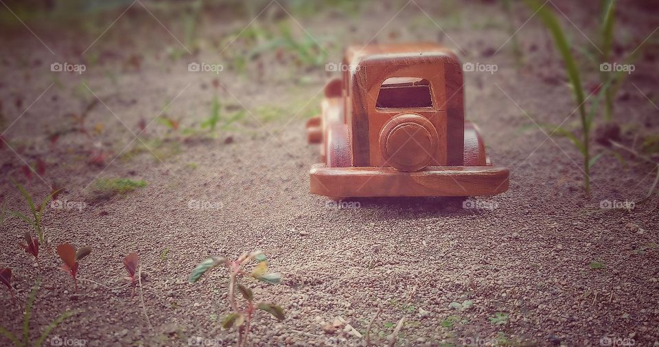A photos that make it from toy wood car