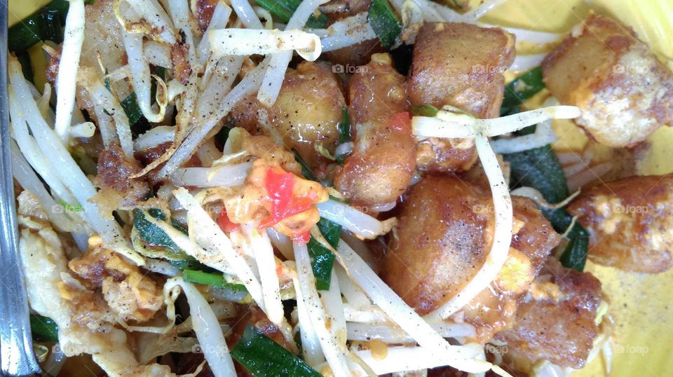 fried oysters with bean sprouts