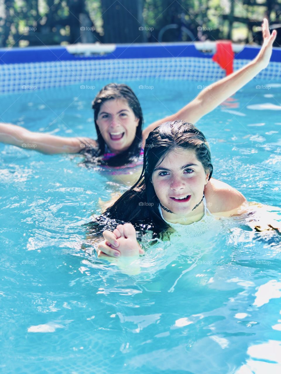 Cuando las gemelas disfrutan de la piscina y juegan juntas y se entienden, desde niñas es solo mirarse!
